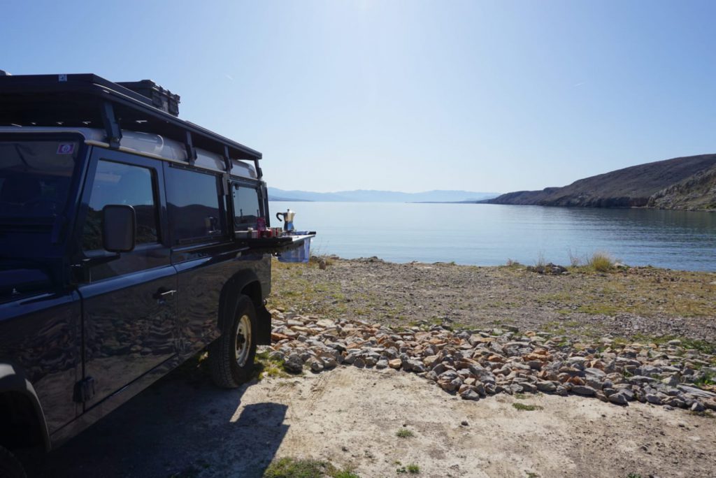 Defender 110 Reisemobil Küche am Meer
