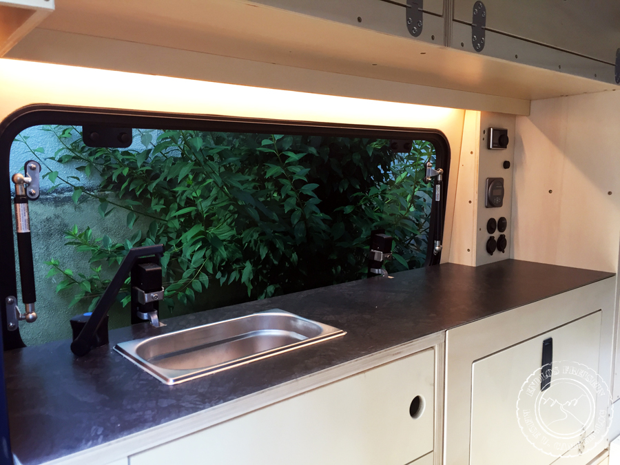 Camping Küche - Oberschrank mit LED-Beleuchtung