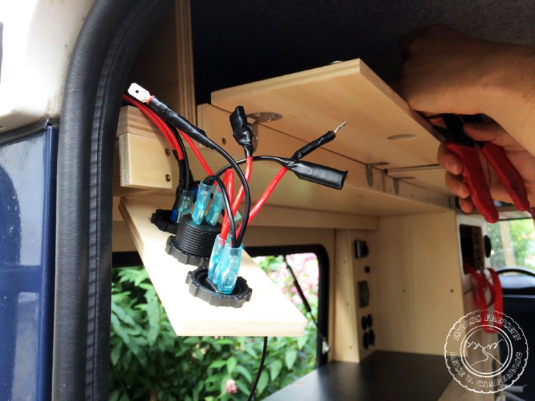 Camping Küche - Oberschrank mit LED-Beleuchtung