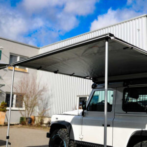 Heckmarkise Roof Lodge Evolution 2 aufgestellt an Fahrerseite von Geländewagen.
