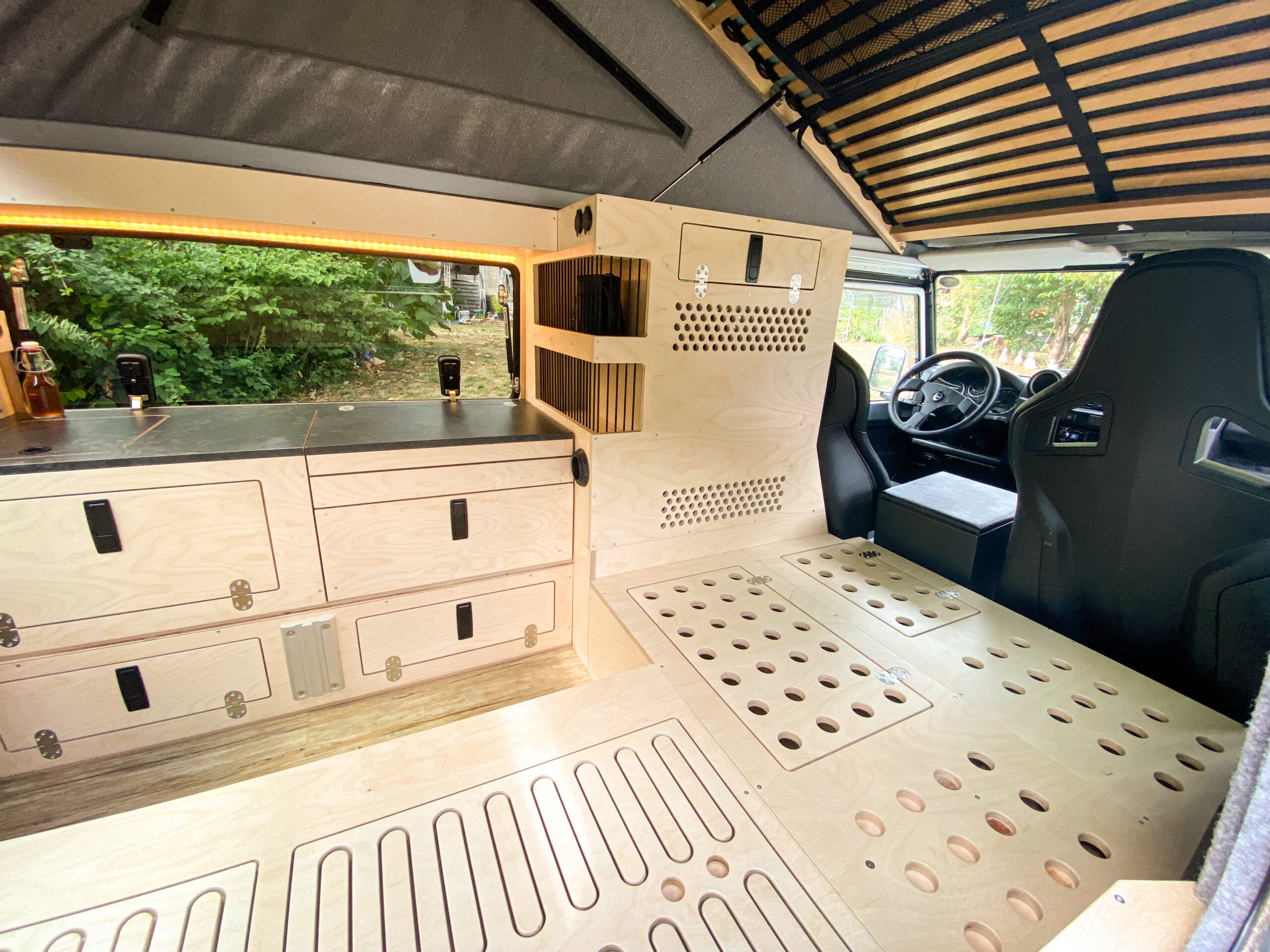 Land Rover Defender Campingausbau Sitzbank Hochschrank