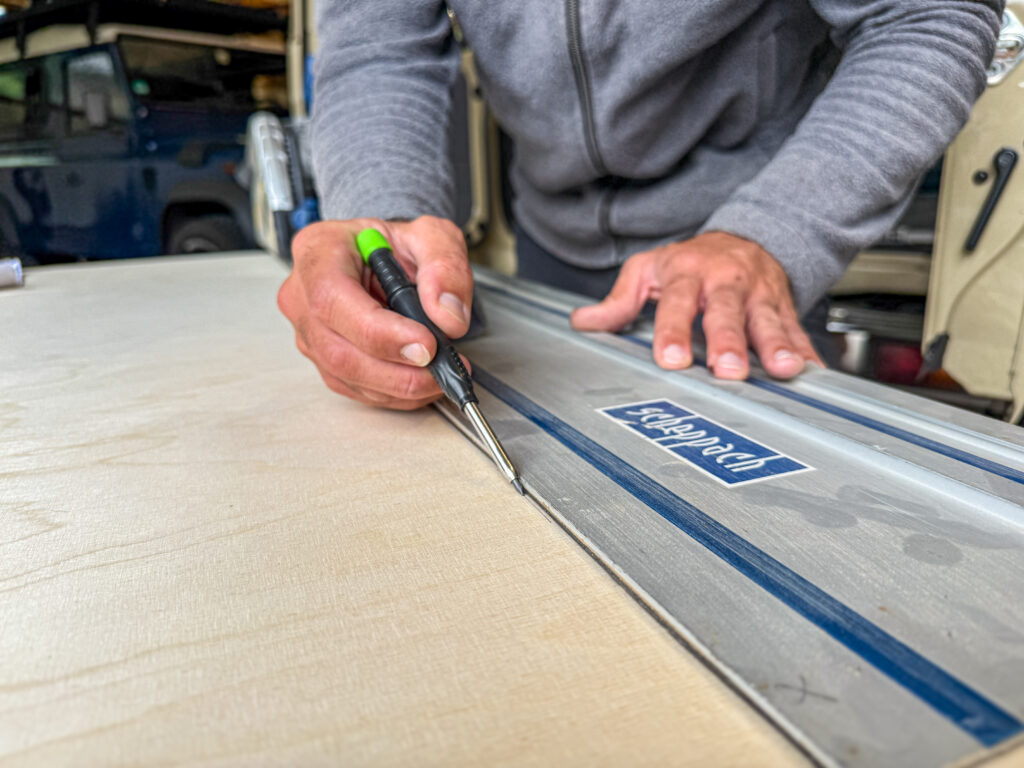 camperausbau werkzeug handkreissaege mit fuehringsschiene anzeichnen