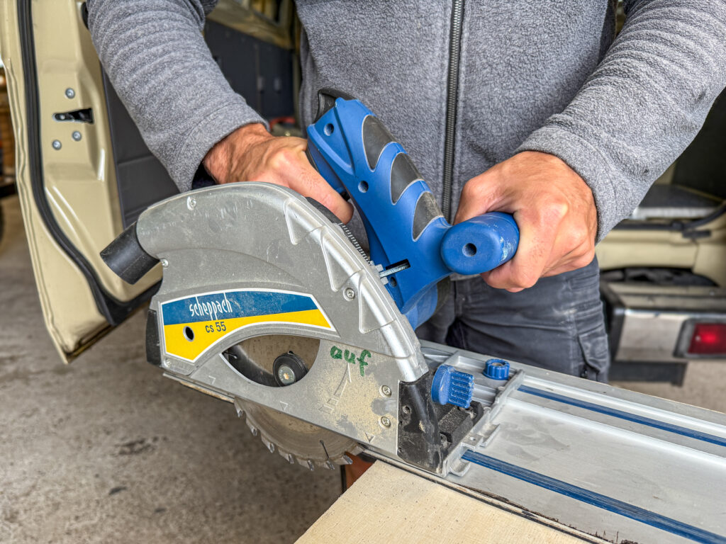 camperausbau werkzeug handkreissaege mit fuehringsschiene saegen